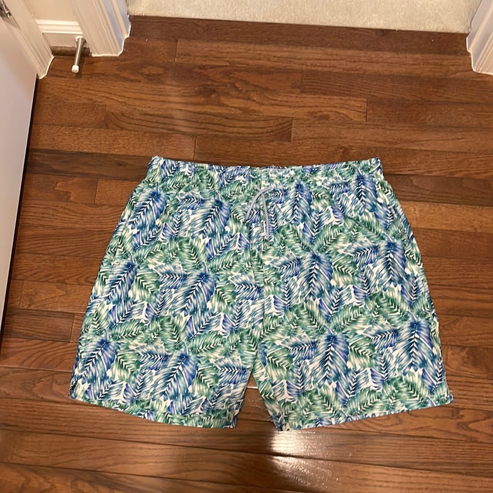 NWOT TailorBryd blue palm leaf swim trunks